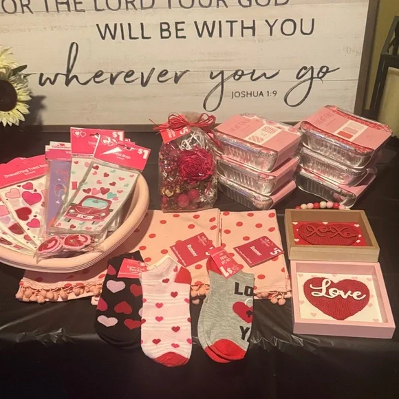 Valentine's Day Party Supplies Set - Picture 7 of 7